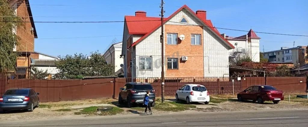 Продам 3-х этаж. дом пл.332 кв.м., 7 сот., Краснодарский край, Кавказский р-н, г. Кропоткин, ул. Дугинец