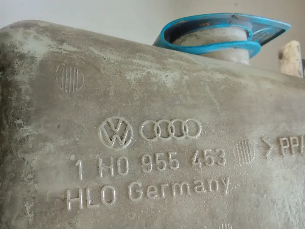 Бачек стекло омывателя с мотором Volkswagen golf3